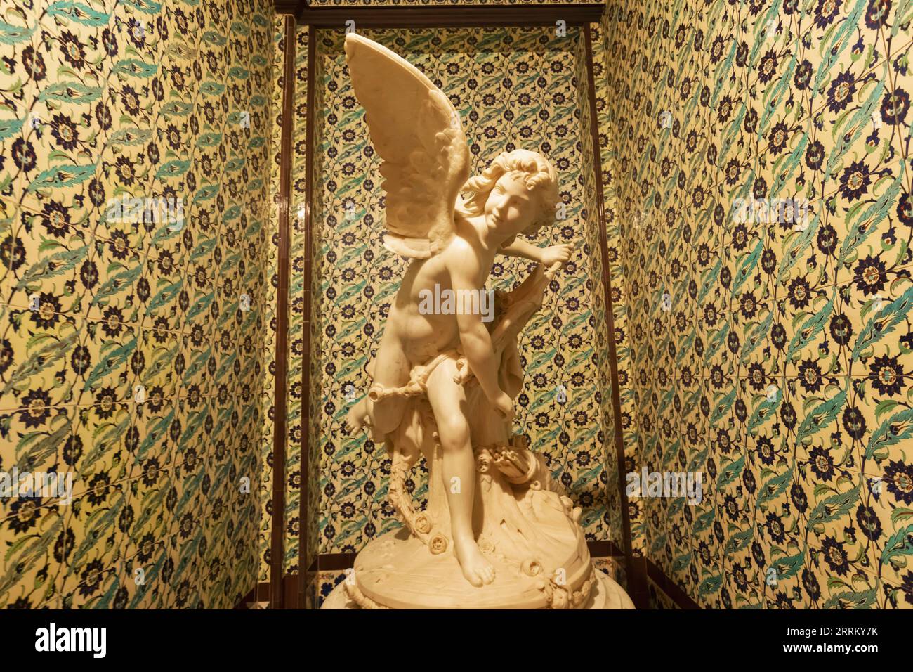 Inghilterra, Londra, Heartford House, Wallace Collection Museum, copia della statua in marmo siciliano intitolata "Love Triumphant" dell'artista fiammingo e scultore Jean Pierre Antoine Tassaeret Foto Stock