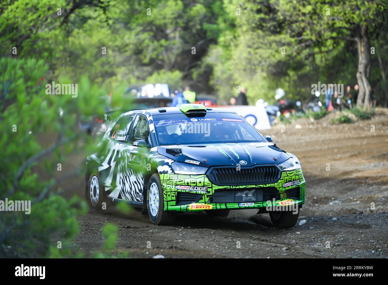 Loutraki, Lombardia, Grecia. 8 settembre 2023. OLIVER SOLBERG, svedese, e ELLIOTT EDMONDSON della Gran Bretagna, gareggiano con la loro Skoda Fabia RS #23 durante il primo giorno del FIA World Rally Championship EKO Acropolis Rally l'8 settembre 2023 a Loutraki, in Grecia. (Immagine di credito: © Stefanos Kyriazis/ZUMA Press Wire) SOLO USO EDITORIALE! Non per USO commerciale! Foto Stock