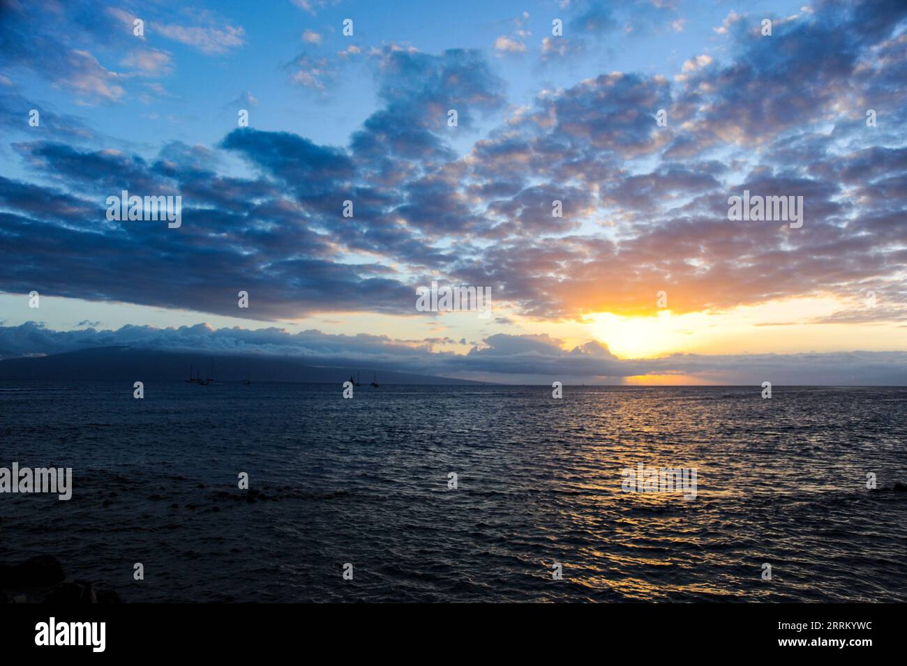Sull'isola di Maui, il sole tramonta a Lahaina. Foto Stock