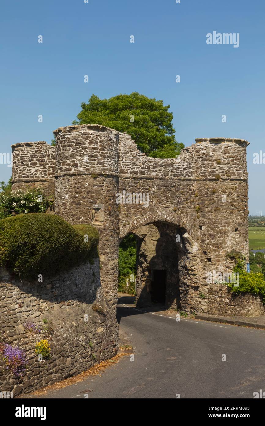 Inghilterra, Sussex, East Sussex, Winchelsea, XIII secolo Strand Gate e Empty Road Foto Stock