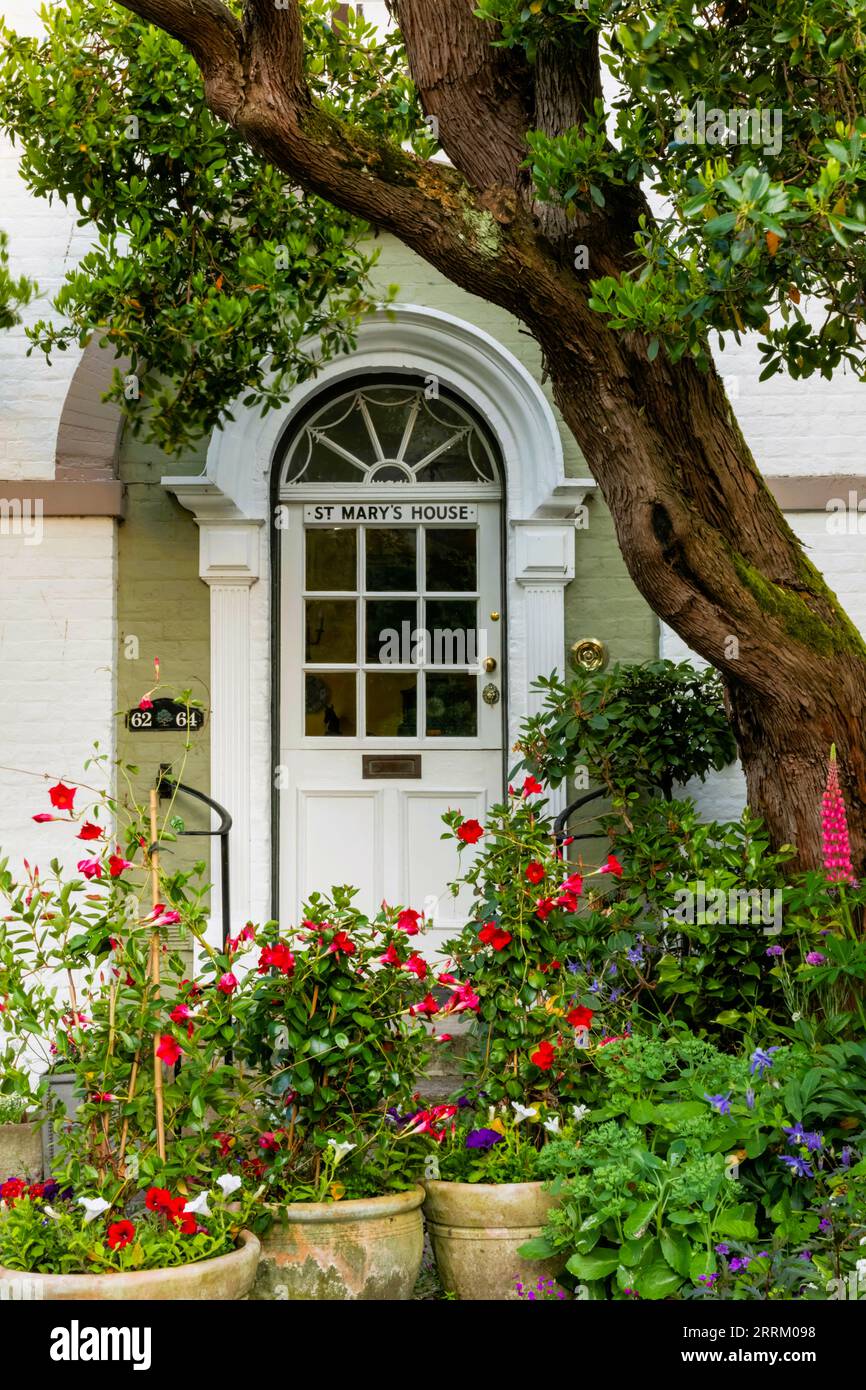 Inghilterra, Sussex, East Sussex, Rye, porta alla casa di St.Mary con fiori in fiore Foto Stock