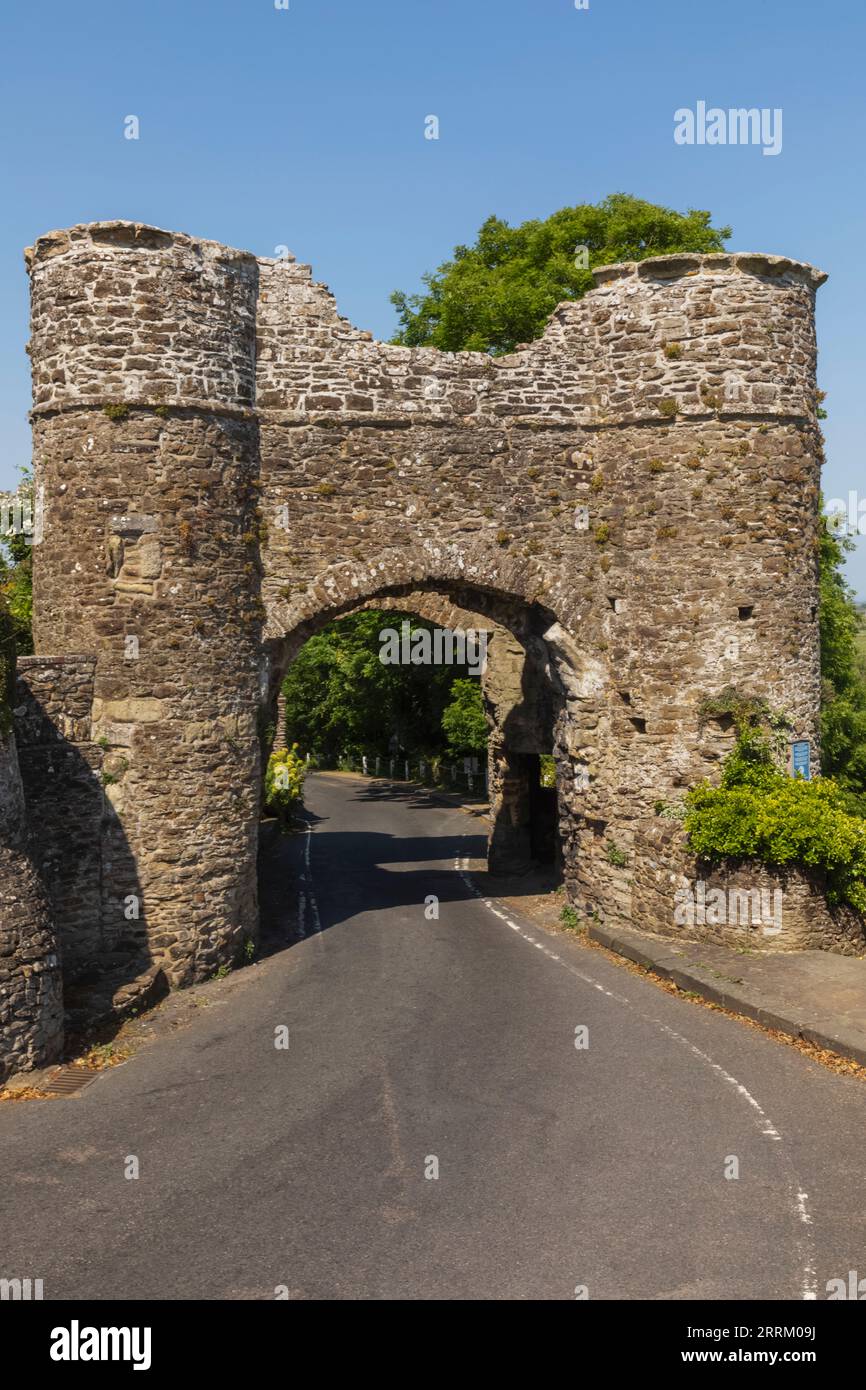 Inghilterra, Sussex, East Sussex, Winchelsea, XIII secolo Strand Gate e Empty Road Foto Stock