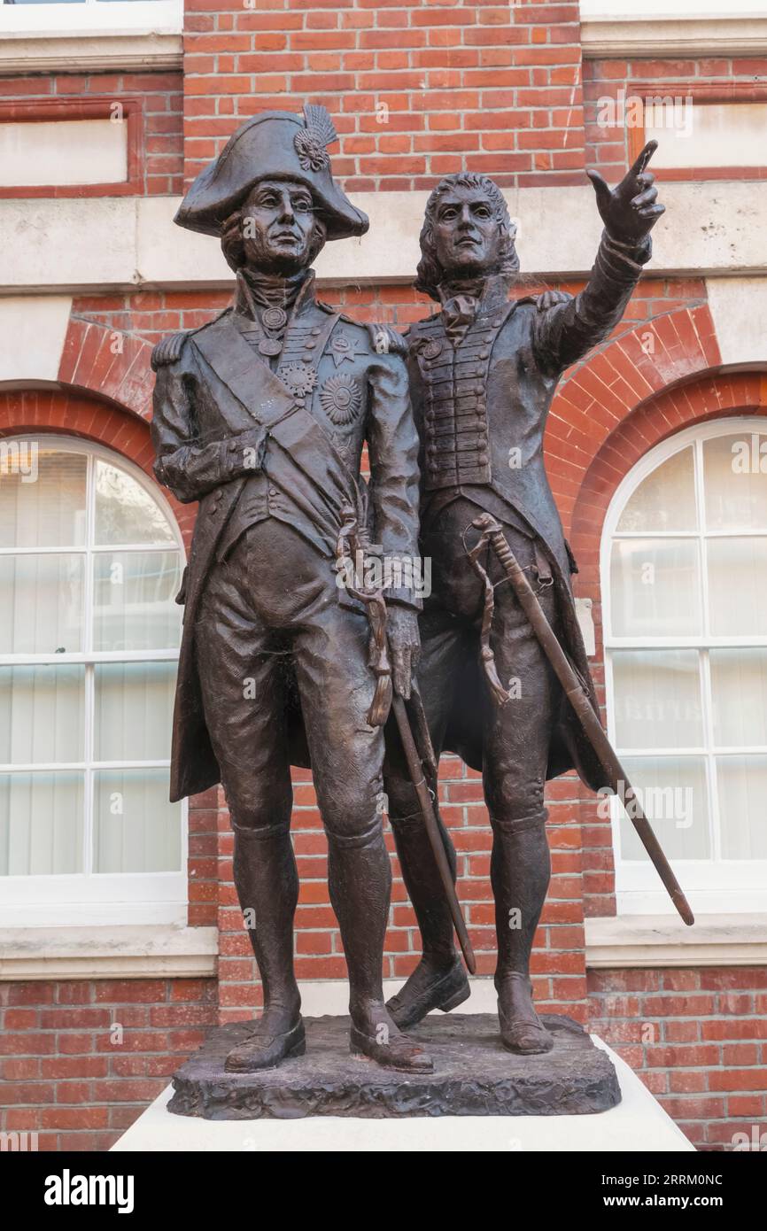 Inghilterra, Sussex, West Sussex, Chichester, Statua degli Ammiragli Lord Horatio Nelson e Sir George Murray Foto Stock