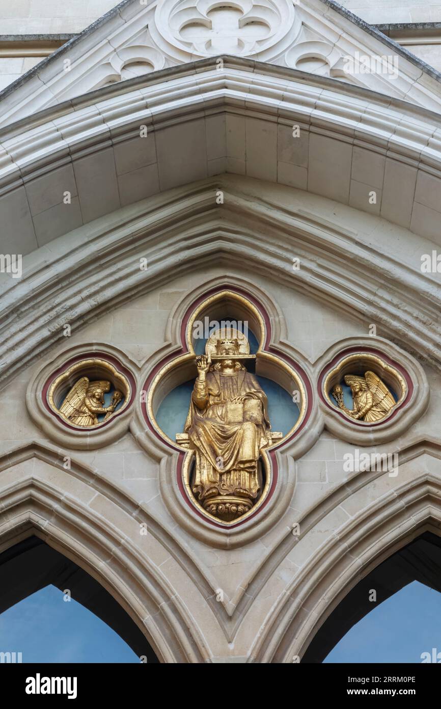 Inghilterra, Sussex, West Sussex, Chichester, Chichester Cathedral, Rilievo raffigurante Cristo e Angeli sopra la porta d'ingresso principale Foto Stock
