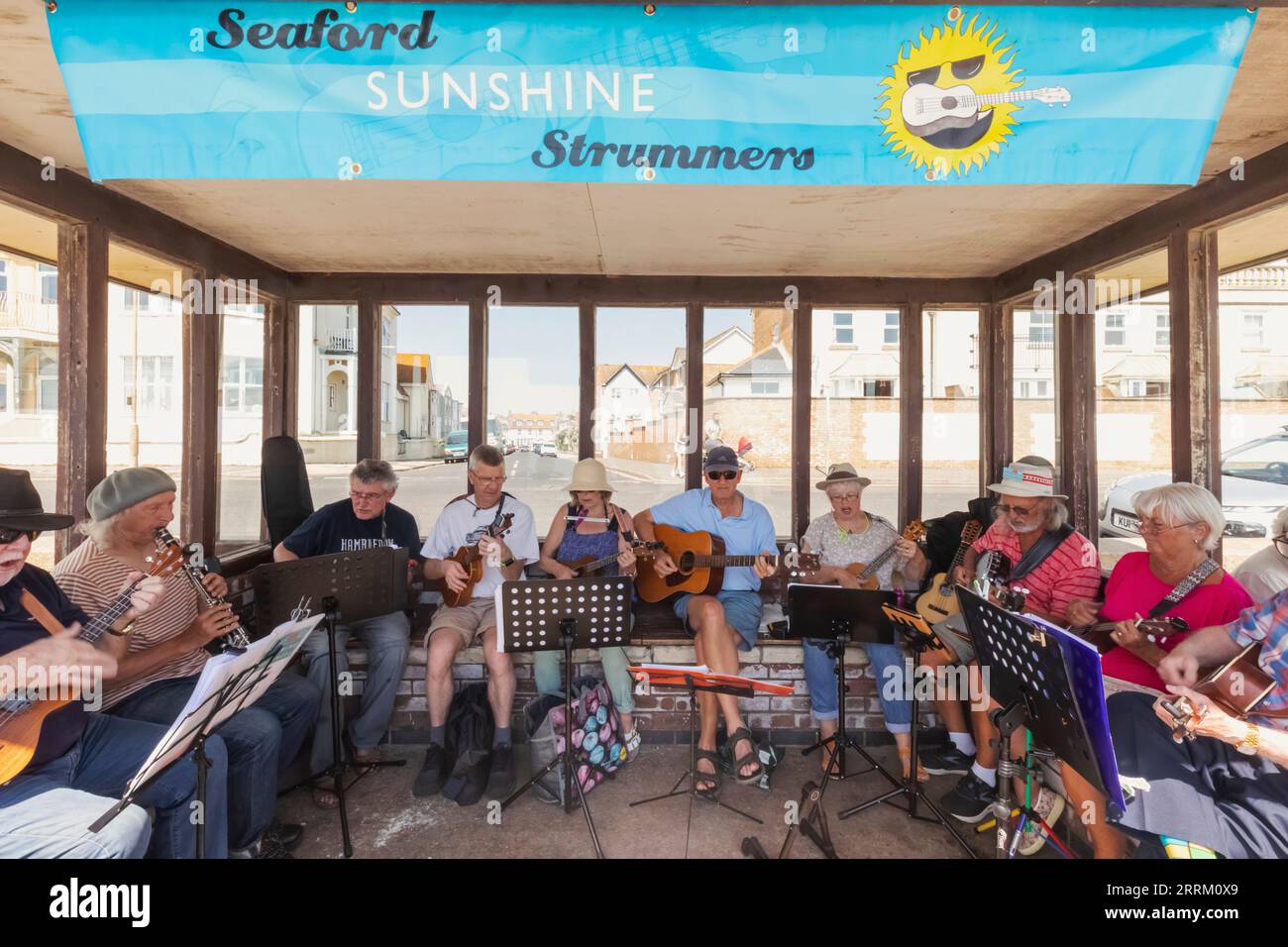 Inghilterra, Sussex, East Sussex, Seaford, Seaford Beach, Seaford Sunshine Strummers Musical Group di pensionati e anziani Foto Stock