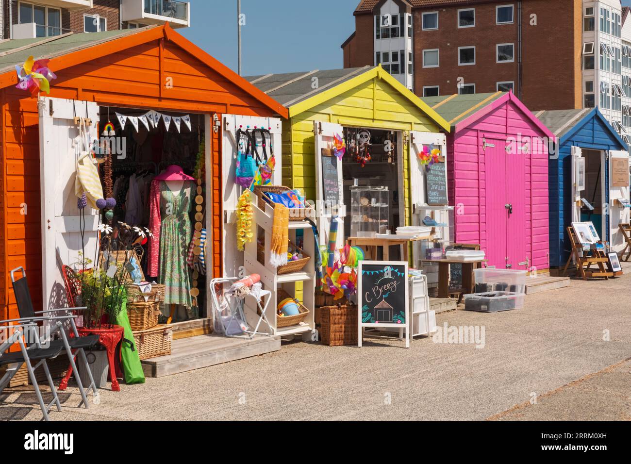 Inghilterra, Sussex, East Sussex, Seaford, colorati Seafront Beach Huts convertiti in negozi Foto Stock