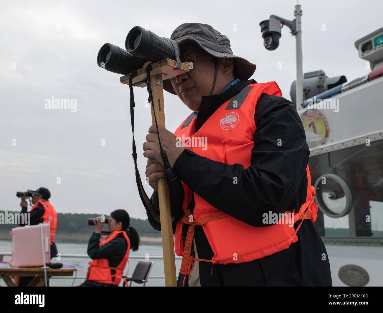 220924 -- WUHAN, 24 settembre 2022 -- i ricercatori usano il binocolo per condurre un lavoro di monitoraggio durante una spedizione scientifica sulle focene senza pinne di Yangtze nella sezione Shishou del fiume Yangtze, nella provincia centrale di Hubei della Cina, 23 settembre 2022. Lunedì la Cina ha lanciato un'indagine scientifica sulle focene senza pinne dello Yangtze, una specie iconica del fiume più lungo del paese, con l'obiettivo di formulare un piano di protezione più mirato per la specie. Organizzata dall'amministrazione della pesca del bacino fluviale dello Yangtze sotto il Ministero dell'Agricoltura e degli affari rurali, la spedizione è stata condotta congiuntamente Foto Stock