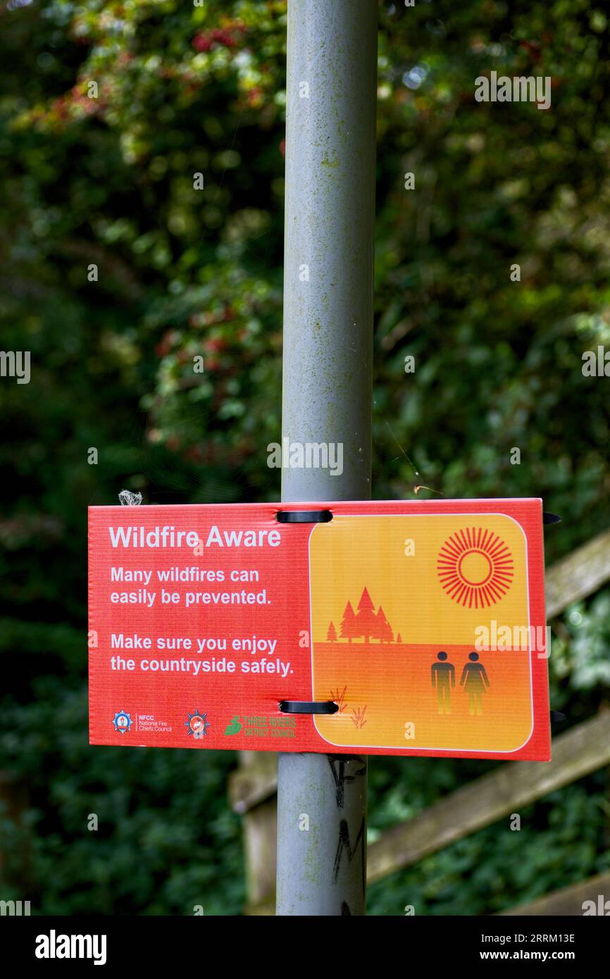 Wildfire Aware Notice Woodland accanto al Grand Union Canal, Hunton Bridge, Hertfordshire, Inghilterra, Regno Unito Foto Stock