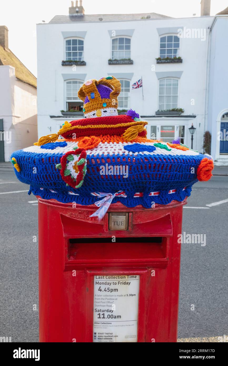 Inghilterra, Kent, Deal, Red Postbox with Knitted Crown per celebrare l'incoronazione di re Carlo III nel 2023 Foto Stock Inghilterra, Kent, Deal, Red Postbox with Knitted Crown per celebrare l'incoronazione di re Carlo III nel 2023 Foto Stock