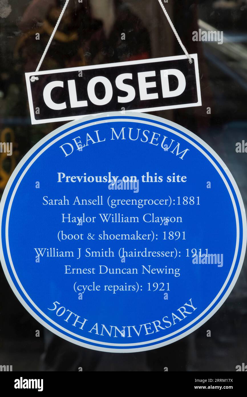 England, Kent, Deal, Sign on Shop Doorway, mostra le varie aziende che hanno utilizzato i locali Foto Stock