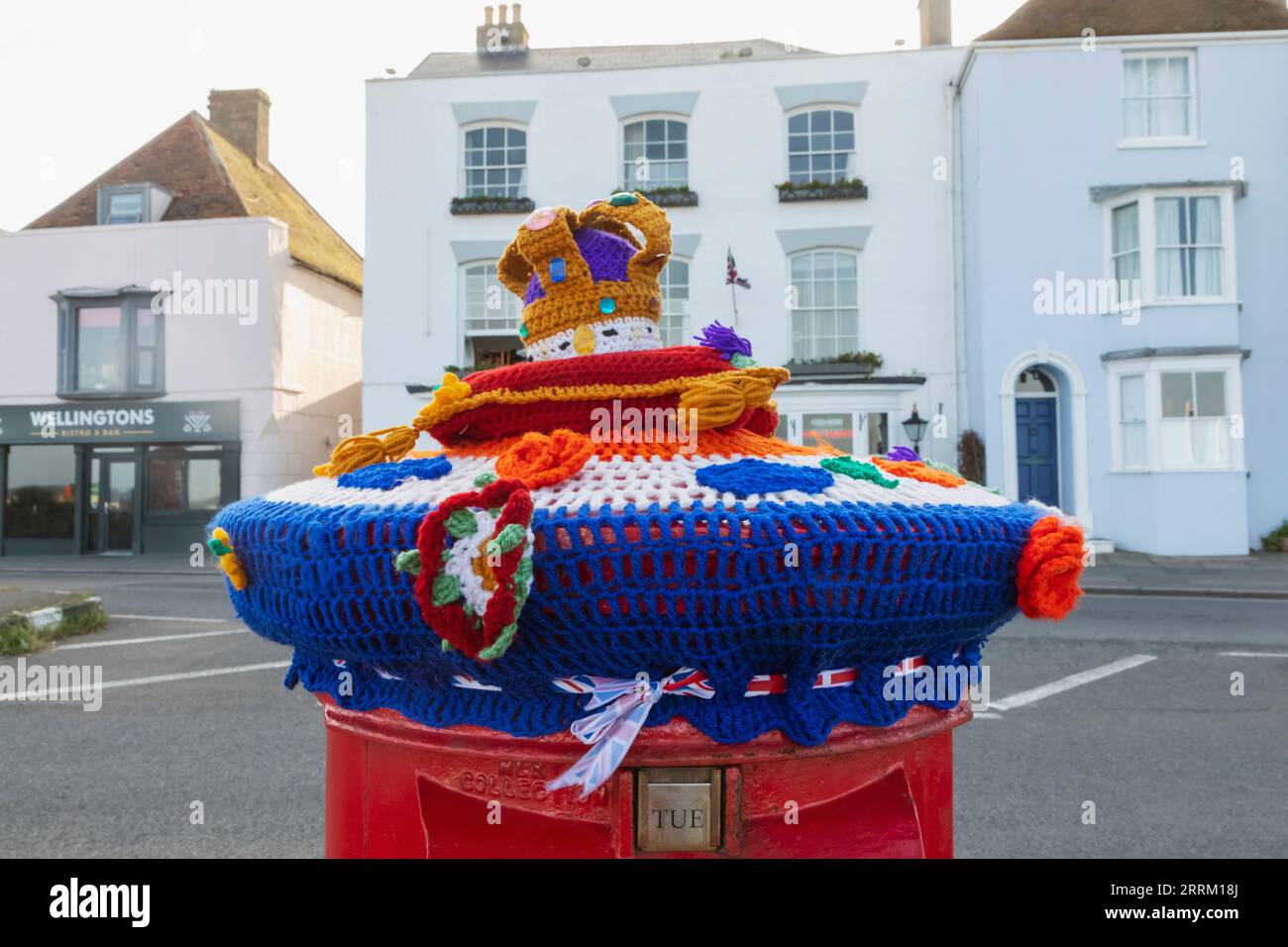 Inghilterra, Kent, Deal, Red Postbox with Knitted Crown per celebrare l'incoronazione di re Carlo III nel 2023 Foto Stock Inghilterra, Kent, Deal, Red Postbox with Knitted Crown per celebrare l'incoronazione di re Carlo III nel 2023 Foto Stock