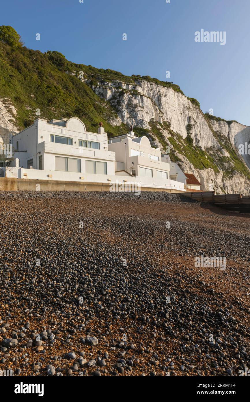 Inghilterra, Kent, Deal, St Margaret's Bay, Seafront Houses e White Cliiffs Foto Stock