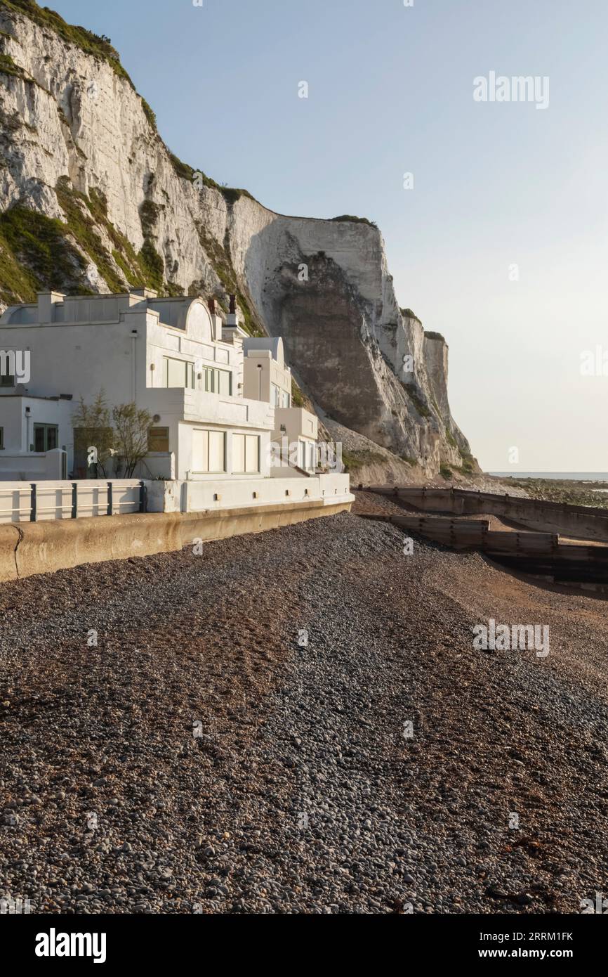 Inghilterra, Kent, Deal, St Margaret's Bay, Seafront Houses e White Cliiffs Foto Stock