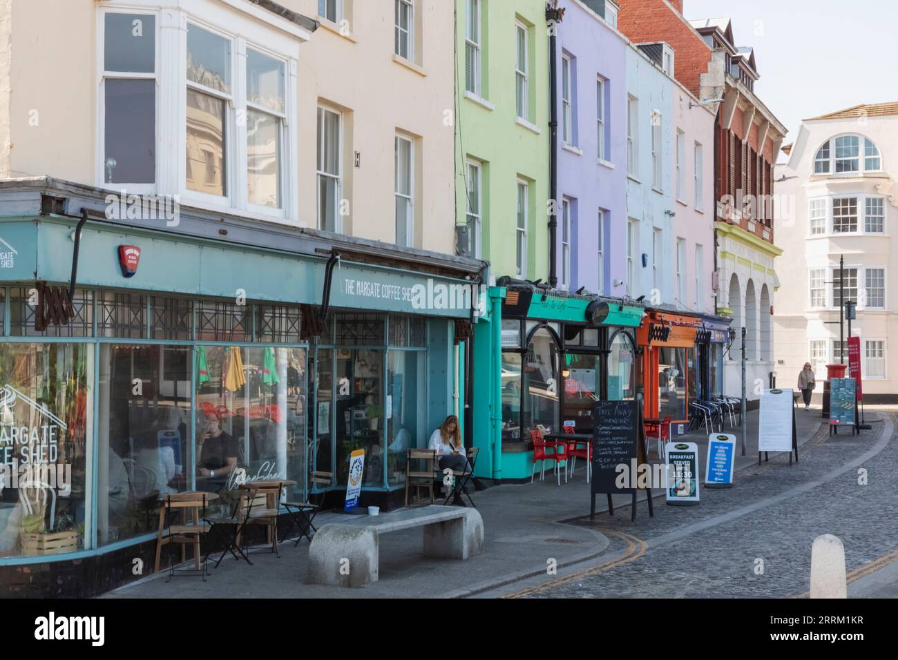 Inghilterra, Kent, Margate, coloratissima fila di caffetterie Foto Stock