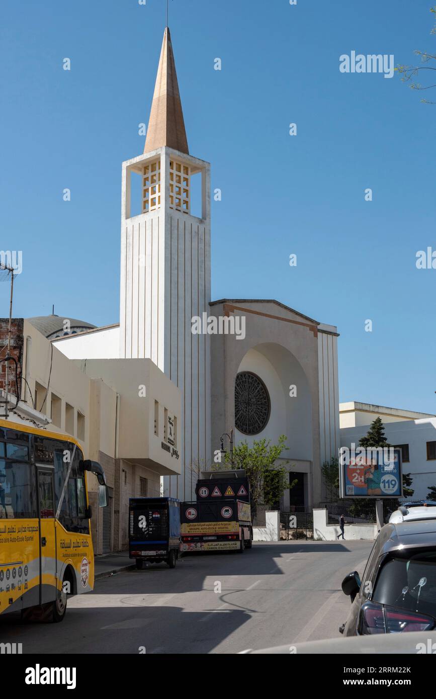 La cattedrale cattolica dello Spirito Santo nel centro della città di Tangeri, costruita in stile architettonico moderno, in Marocco Foto Stock
