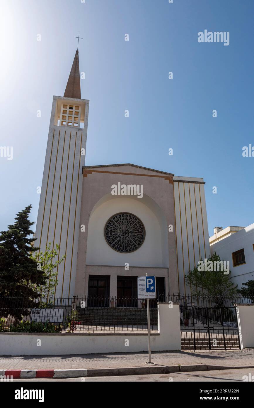 La cattedrale cattolica dello Spirito Santo nel centro della città di Tangeri, costruita in stile architettonico moderno, in Marocco Foto Stock