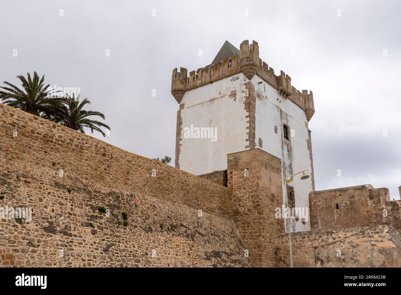 Torre medievale Borj al Khamra nel centro della città di Asilah, Marocco Foto Stock