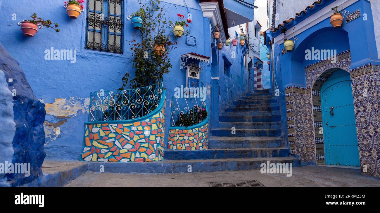 Vicolo colorato di blu vibrante nel centro di Chefchaouen, Marocco Foto Stock