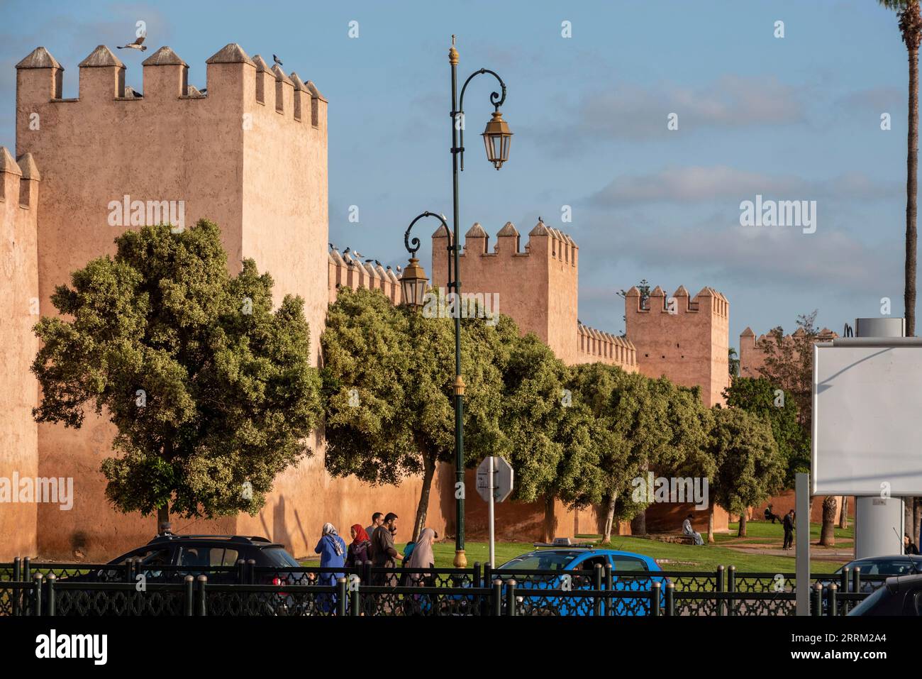 Mura medievali della città di Rabat sul lato occidentale, Marocco Foto Stock