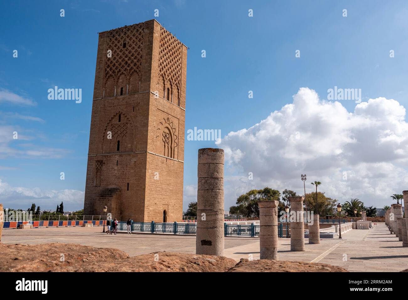 Iconica torre Hassan nel centro di Rabat, progettata come minareto ancora più alto di una moschea, in Marocco Foto Stock