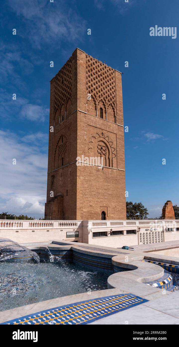 Iconica torre Hassan nel centro di Rabat, progettata come minareto ancora più alto di una moschea, in Marocco Foto Stock