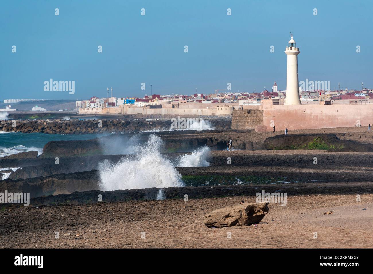 Il faro di Rabat durante il mare calmo, in Marocco Foto Stock