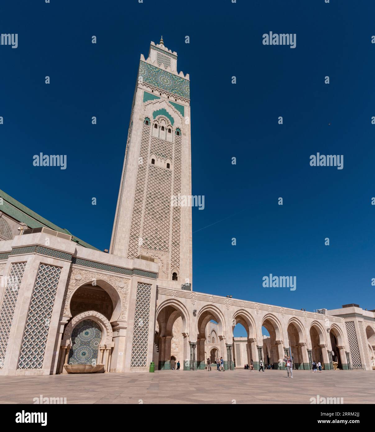 Esterno della famosa moschea Hassan II sulla costa di Casablanca, Marocco Foto Stock