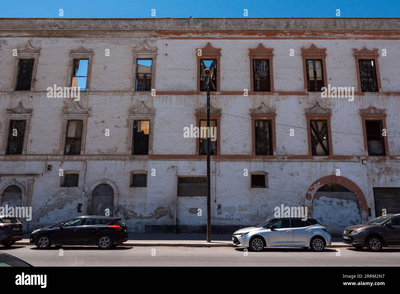Vecchia casa Art Deco abbandonata nel centro di El Jadida, Marocco Foto Stock