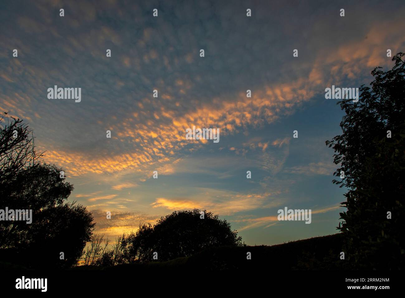 West Yorkshire, Regno Unito. 8 gennaio 2023. Meteo Regno Unito. I tramonti sulla valle di Shibden vicino a Halifax, West Yorkshire, dopo un'altra giornata di caldo mentre l'estate indiana continua in tutto il Regno Unito. Crediti: Windmill Images/Alamy Live News Foto Stock