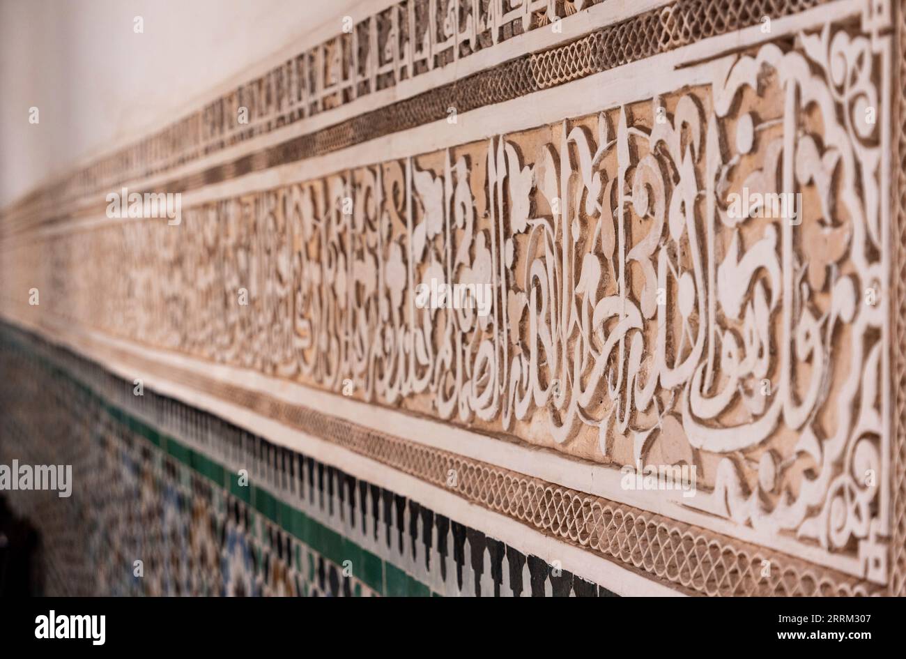 Muro intagliato decorato in stile orientale in un edificio religioso in Marocco Foto Stock