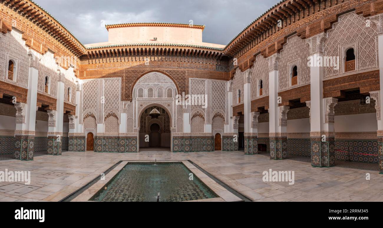 Marrakech, Marocco, la famosa Madrassa Ben Youssef nella medina di Marrakech Foto Stock