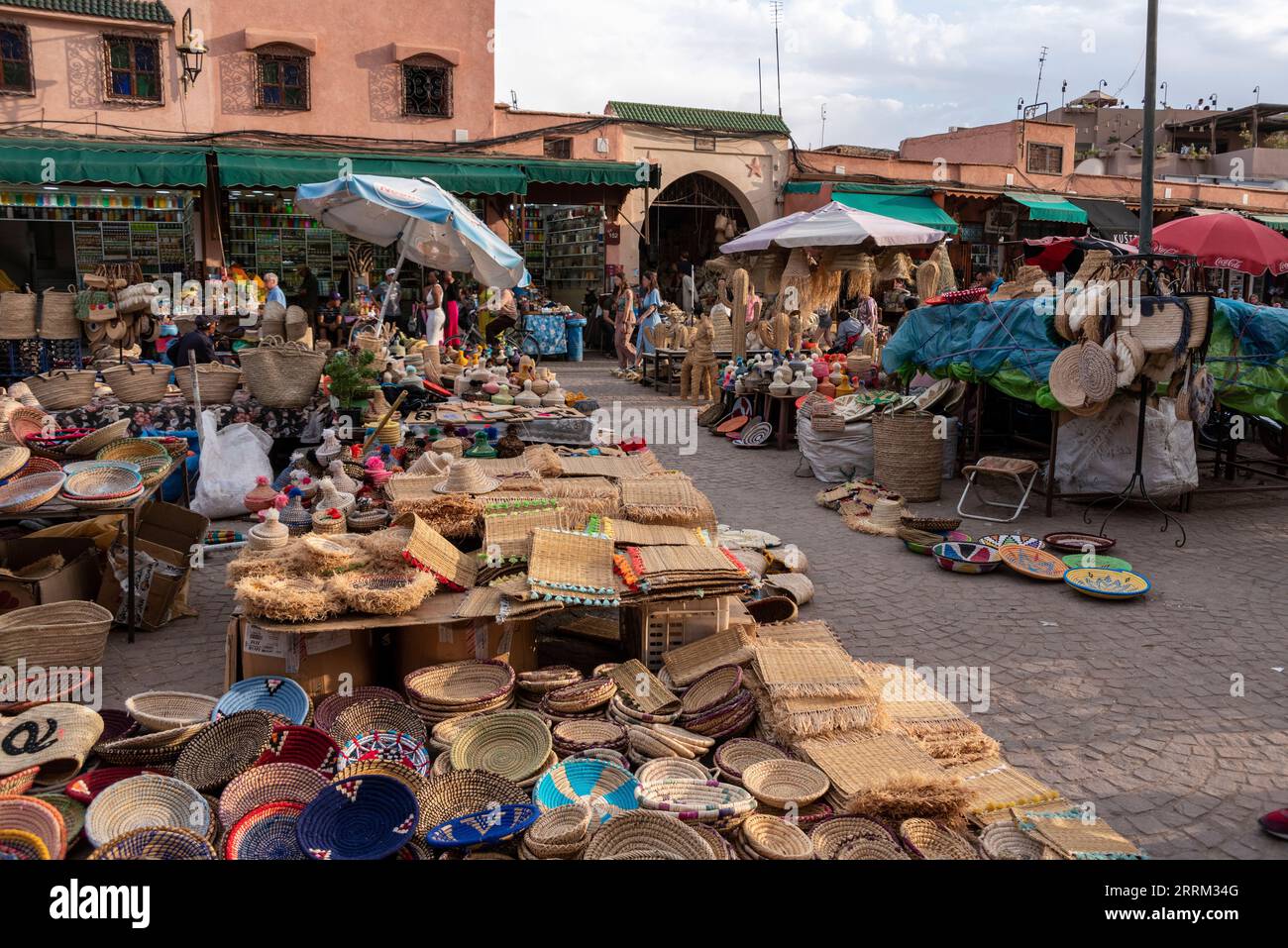 Impressioni di tipici souk marocchini nella medina di Marrakech Foto Stock