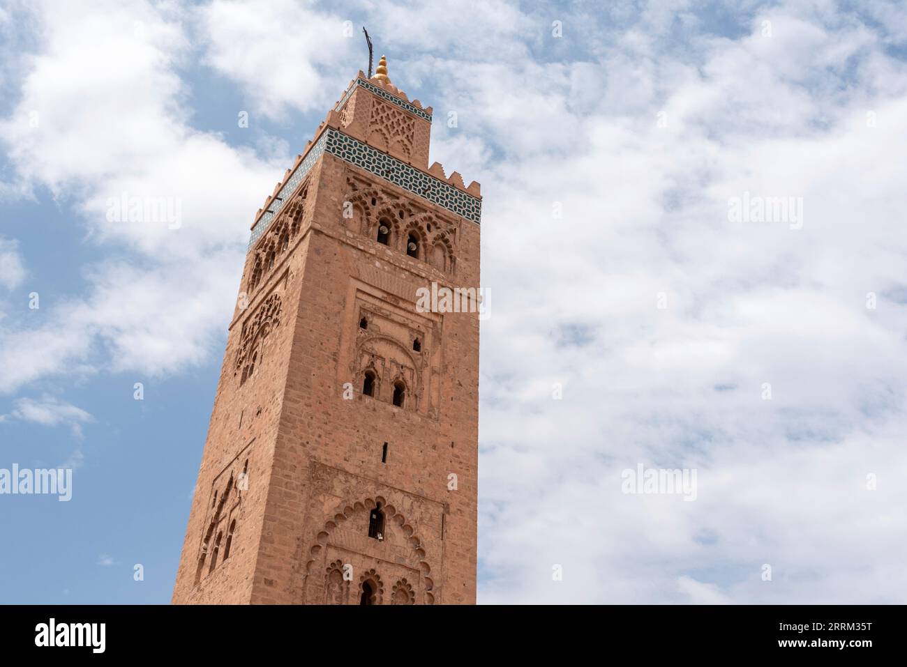 Minareto della famosa moschea di Koutoubia nel centro di Marrakech, Marocco Foto Stock