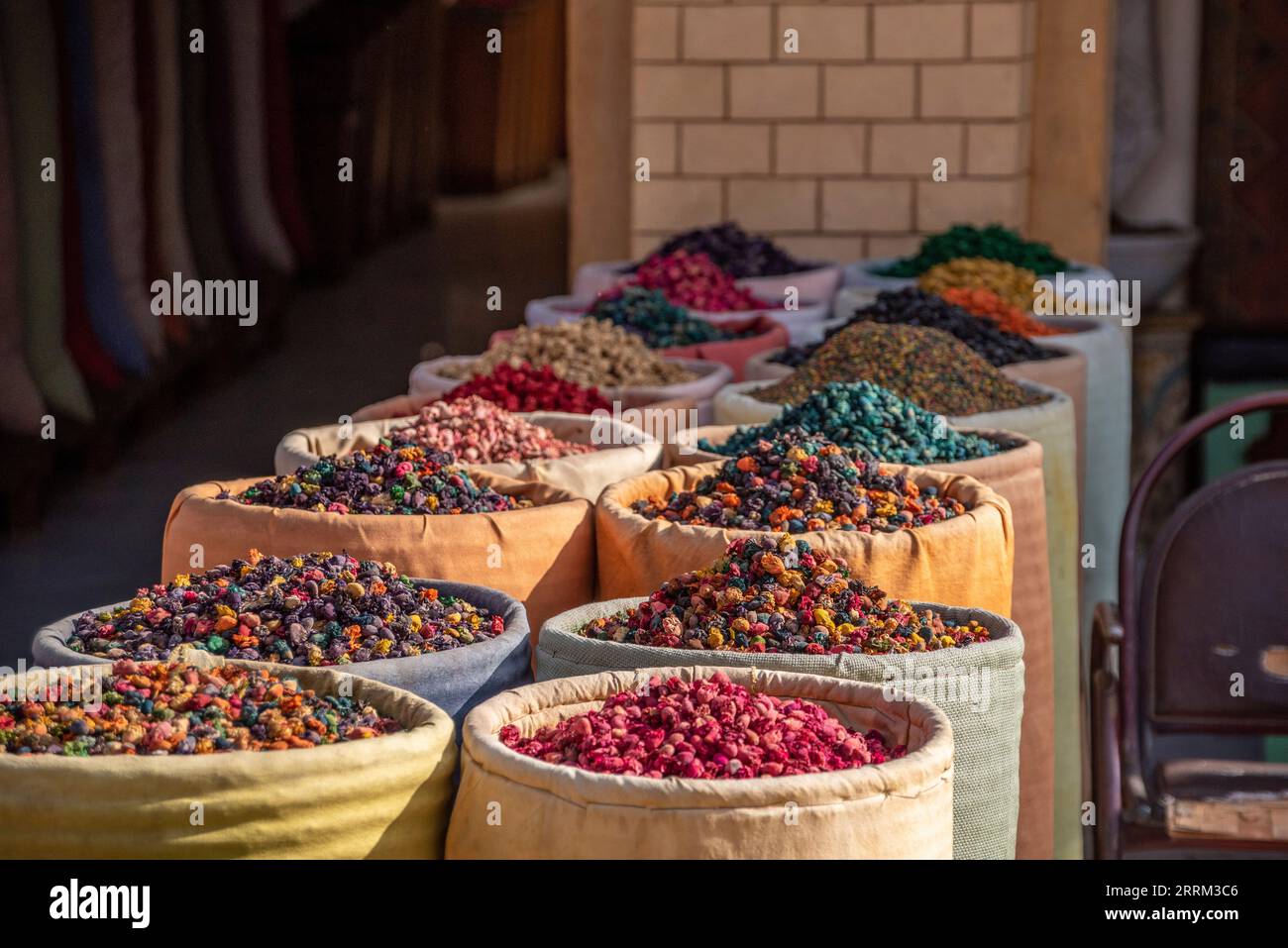 Impressioni di tipici souk marocchini nella medina di Marrakech Foto Stock