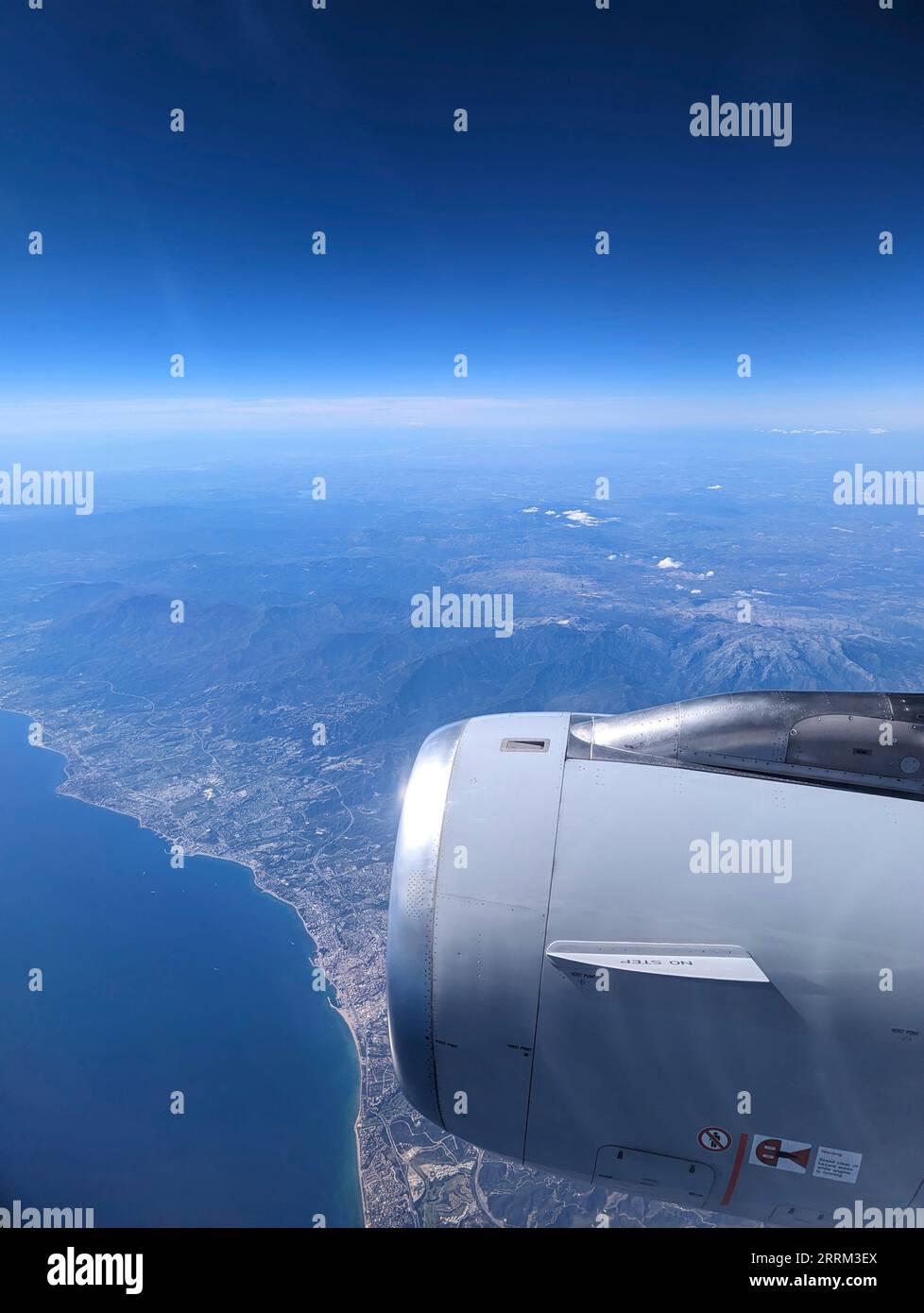 Vista aerea da un aereo sullo stretto di Gibilterra, una turbina in primo piano Foto Stock