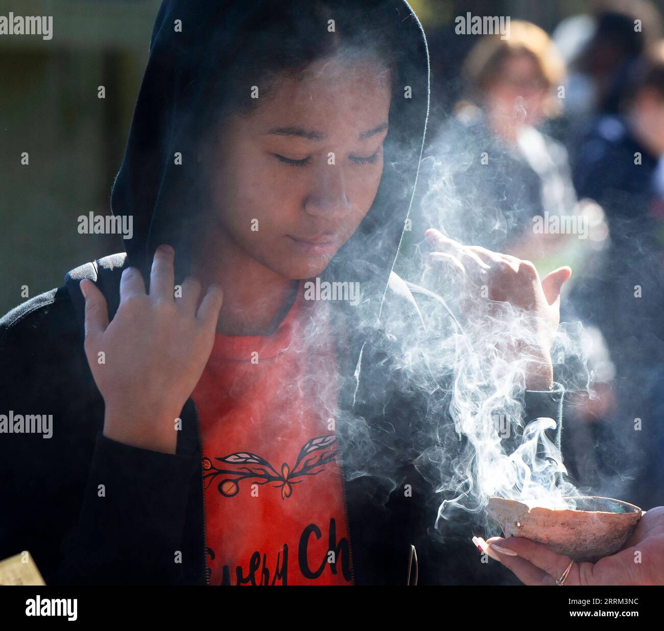 220930 -- TORONTO, 30 settembre 2022 -- Uno studente prende parte ad una cerimonia di commemorazione durante la giornata Nazionale per la verità e la riconciliazione a Toronto, Canada, il 30 settembre 2022. Il Canada ha celebrato la sua seconda giornata nazionale per la verità e la riconciliazione venerdì per onorare i bambini perduti e i sopravvissuti del famigerato sistema scolastico residenziale indigeno del paese. Foto di /Xinhua CANADA-TORONTO-NATIONAL DAY FOR TRUTH AND RECONCILIATION ZouxZheng PUBLICATIONxNOTxINxCHN Foto Stock