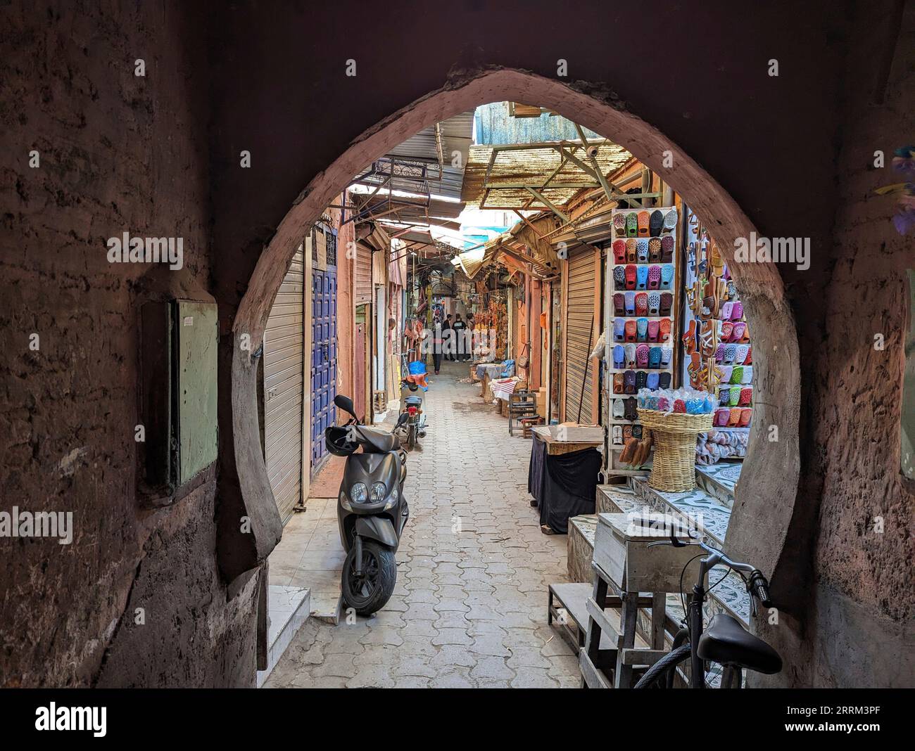 Impressioni di tipici souk marocchini nella medina di Marrakech Foto Stock