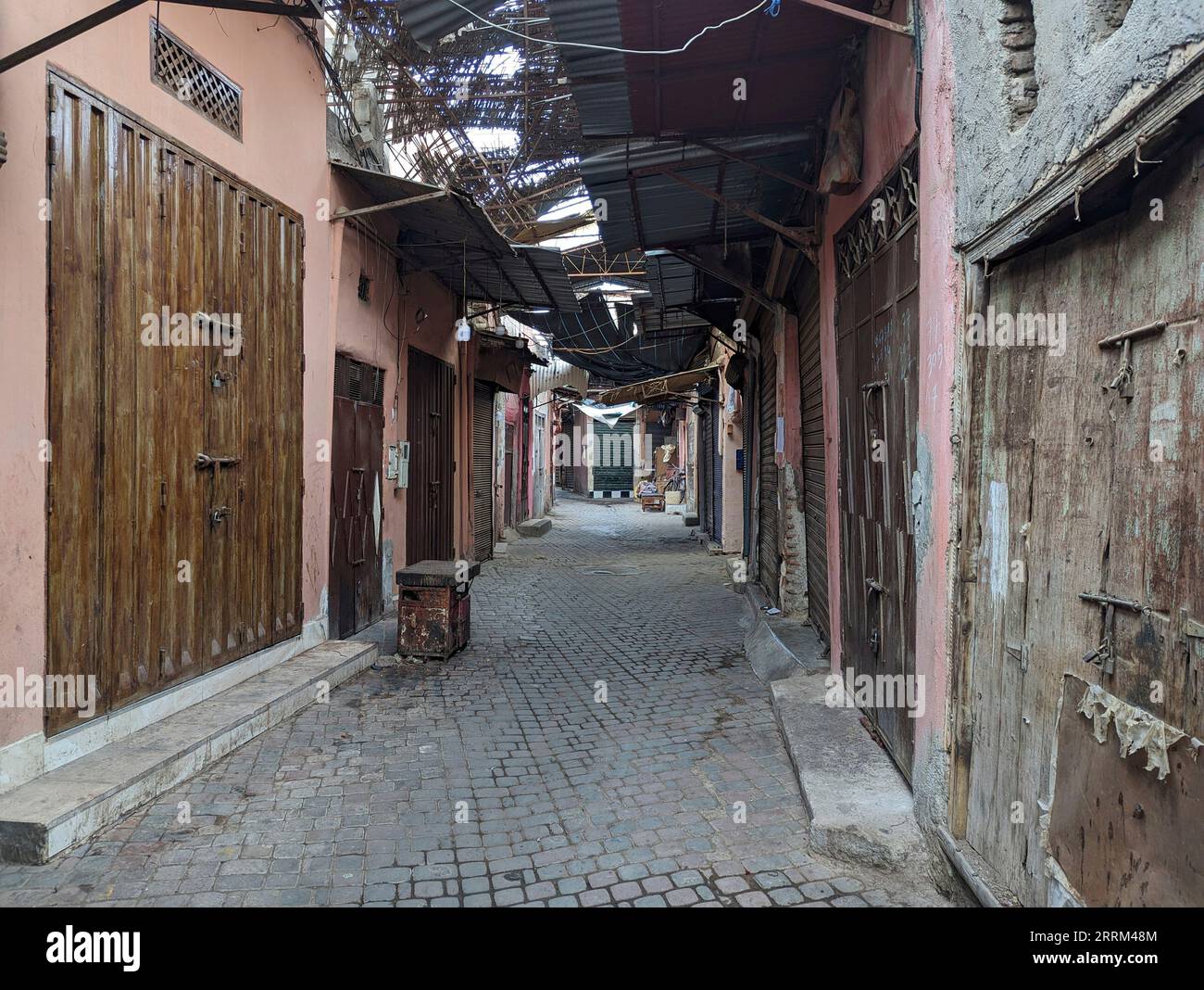 Impressioni di tipici souk marocchini nella medina di Marrakech Foto Stock