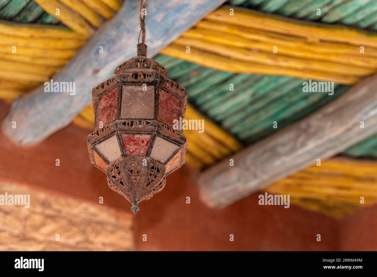 Antica lanterna marocchina sospesa da un soffitto in legno costruito tradizionalmente, Agadir in Marocco Foto Stock