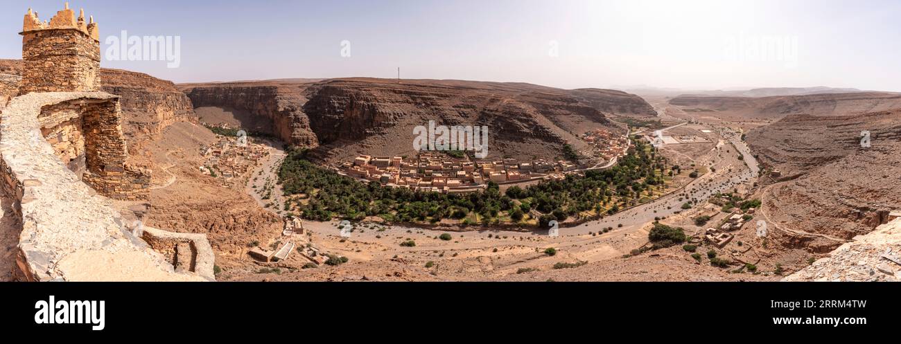 Escursioni attraverso la vecchia Id Aissa agadir, un vecchio granaio ad Amtoudi, Marocco Foto Stock