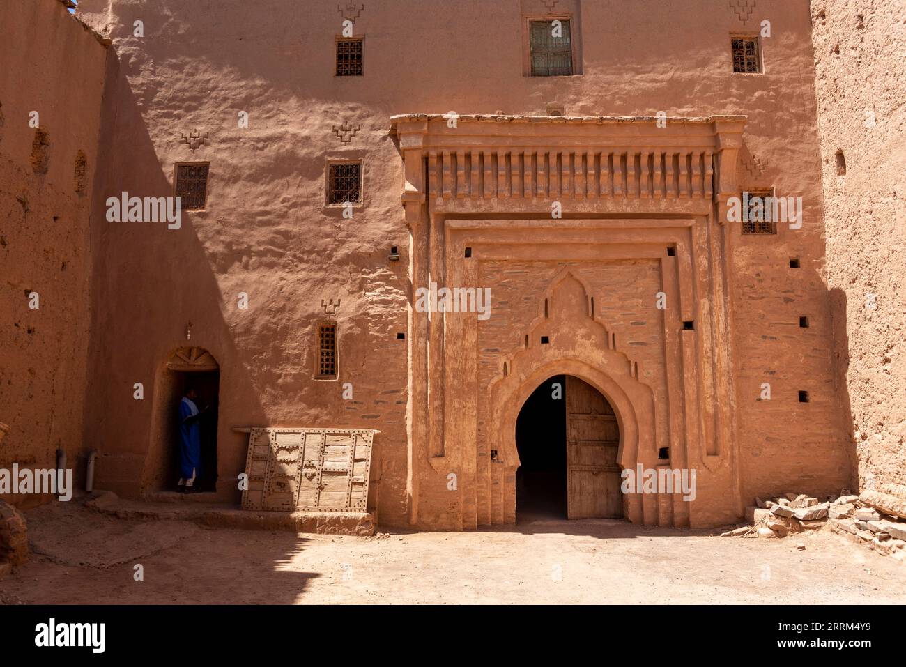 Facciata di una tipica casa berbera costruita in argilla, valle Draa in Marocco Foto Stock