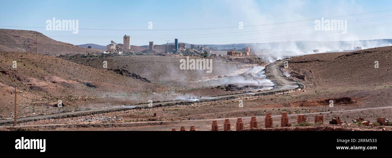 Spazzatura bruciata accanto alla strada vicino alla valle Draa in Marocco Foto Stock