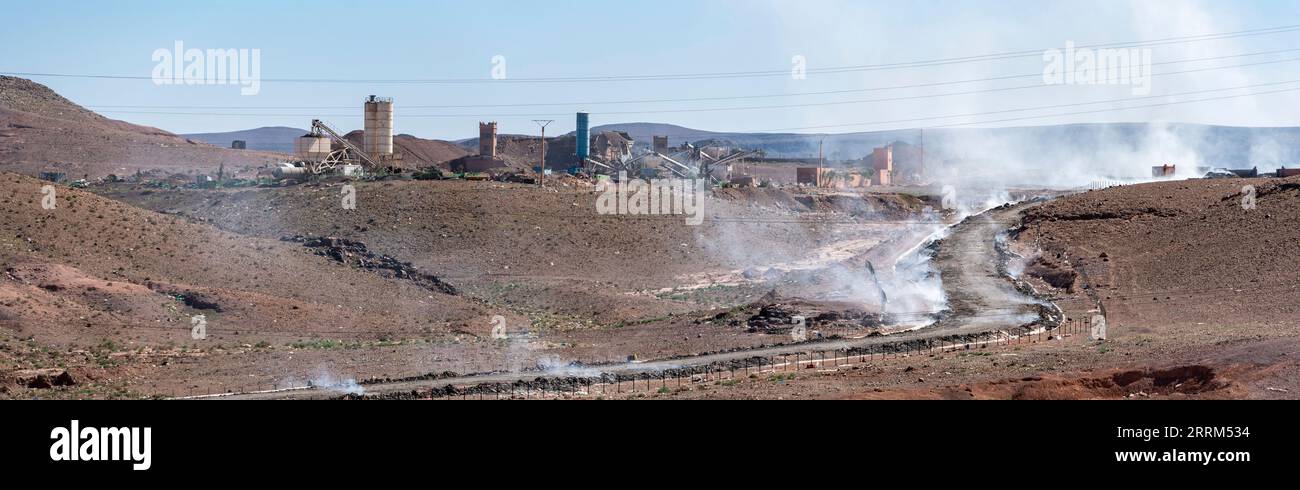 Spazzatura bruciata accanto alla strada vicino alla valle Draa in Marocco Foto Stock