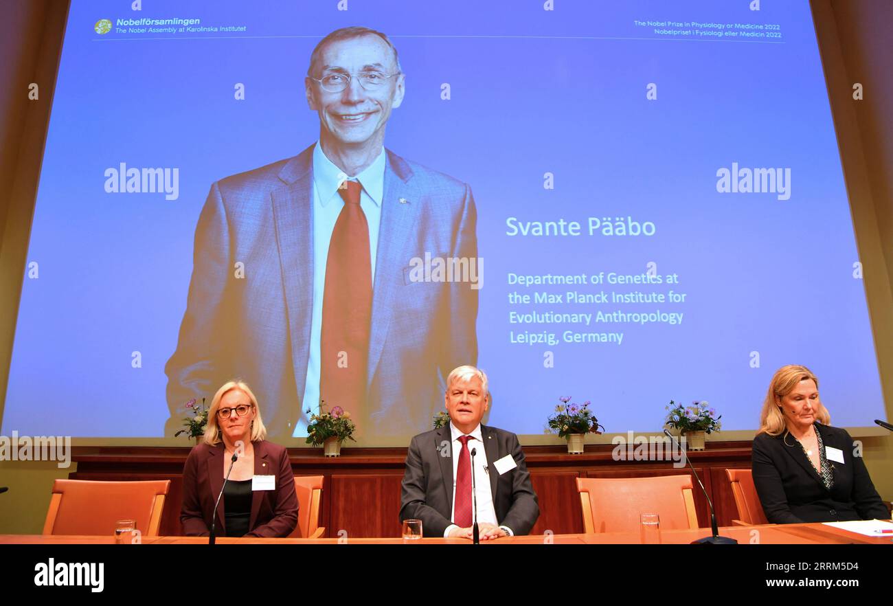 221003 -- STOCCOLMA, 3 ottobre 2022 -- l'immagine del premio Nobel per la fisiologia o la medicina del 2022, Svante Paabo, è visibile su uno schermo dell'Istituto Karolinska di Stoccolma, Svezia, il 3 ottobre 2022. Il genetista svedese Svante Paabo ha vinto il Premio Nobel per la fisiologia o la medicina nel 2022 per le sue scoperte sui genomi degli omini estinti e sull'evoluzione umana, il comitato Nobel ha annunciato qui lunedì. SVEZIA-STOCCOLMA-2022 PREMIO NOBEL-FISIOLOGIA O MEDICINA RENXPENGFEI PUBLICATIONXNOTXINXCHN Foto Stock