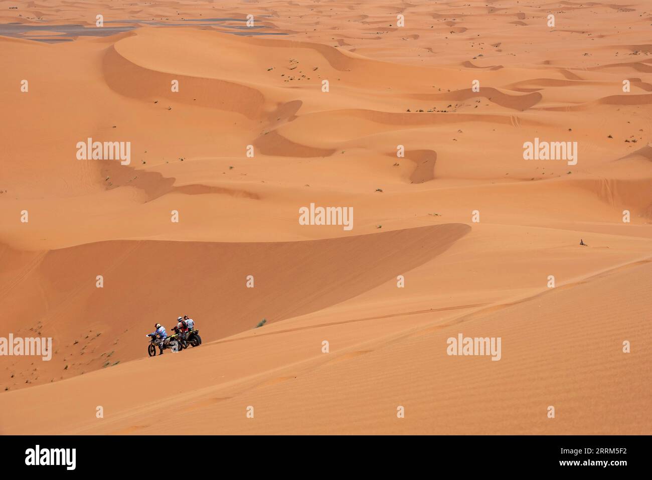 Motociclisti che guidano fuori strada nel deserto di Erg Chebbi vicino a Merzouga, Marocco Foto Stock