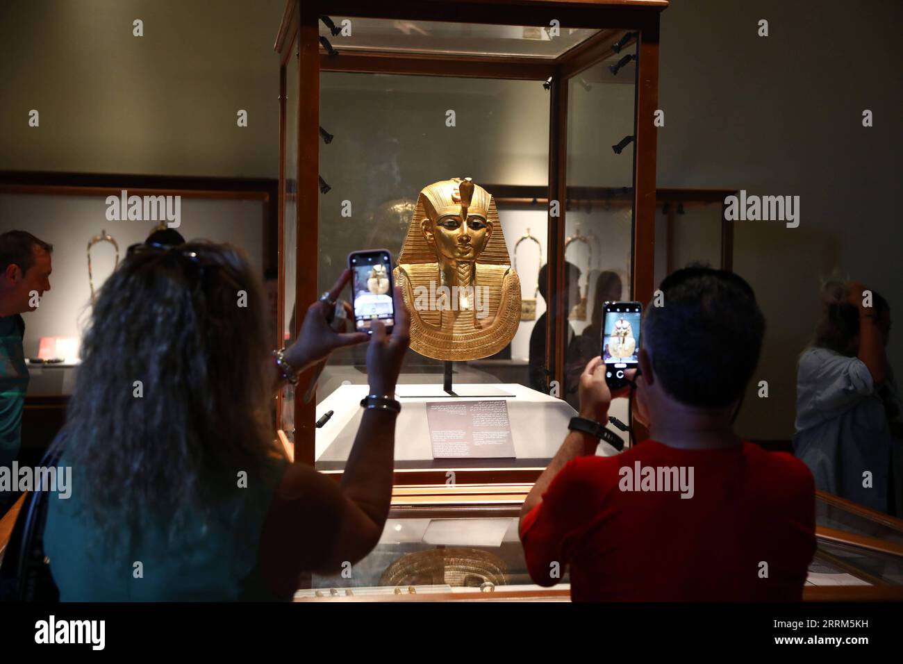 News Bilder des Tages 221003 -- CAIRO, 3 ottobre 2022 -- la gente visita la mostra del Tesoro di Tanis al Museo egizio del Cairo, Egitto, il 3 ottobre 2022. Il museo ha recentemente aperto la mostra in occasione del 200° anniversario della creazione del campo dell'egittologia e della decodifica degli antichi geroglifici. EGITTO-CAIRO-MUSEO EGIZIO-MOSTRA-TESORO DI TANIS AHMEDXGOMAA PUBLICATIONXNOTXINXCHN Foto Stock