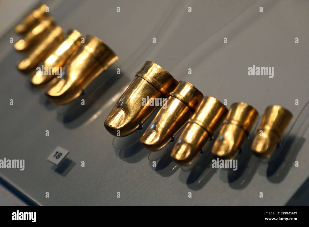 221003 -- CAIRO, 3 ottobre 2022 -- foto scattata il 3 ottobre 2022 mostra copertine dorate per la mummia del faraone Psusennes i in mostra durante la mostra del Tesoro di Tanis al Museo Egizio del Cairo, in Egitto. Il museo ha recentemente aperto la mostra in occasione del 200° anniversario della creazione del campo dell'egittologia e della decodifica degli antichi geroglifici. EGITTO-CAIRO-MUSEO EGIZIO-MOSTRA-TESORO DI TANIS AHMEDXGOMAA PUBLICATIONXNOTXINXCHN Foto Stock