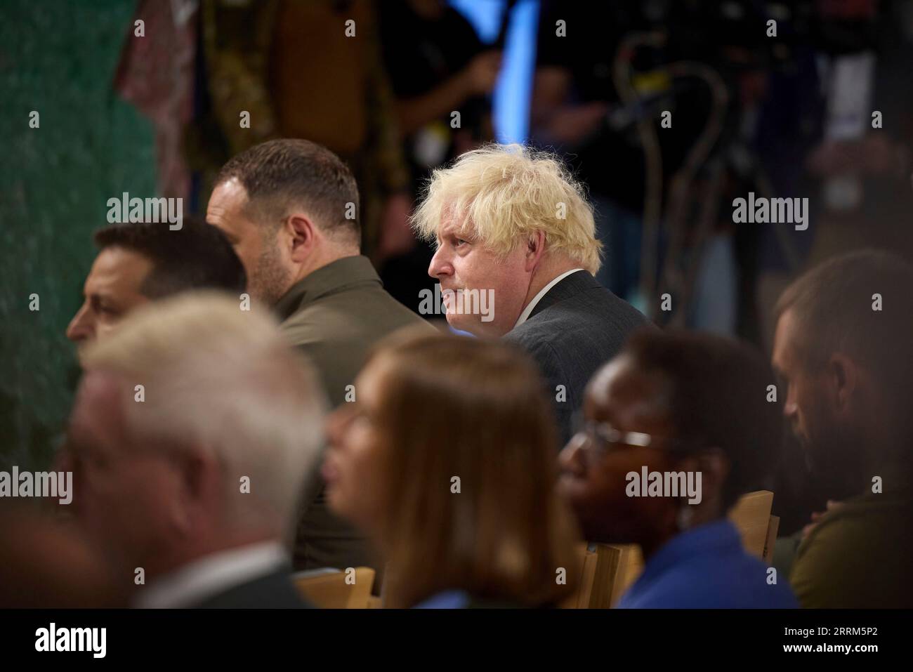 Kiev, Ucraina. 8 settembre 2023. L'ex primo ministro britannico Boris Johnson, giusto, ascolta gli oratori alla 18a riunione della conferenza sulla strategia europea di Yalta, l'8 settembre 2023, a Kiev, Ucraina. Credito: Ucraina Presidenza/Ufficio stampa presidenziale ucraino/Alamy Live News Foto Stock