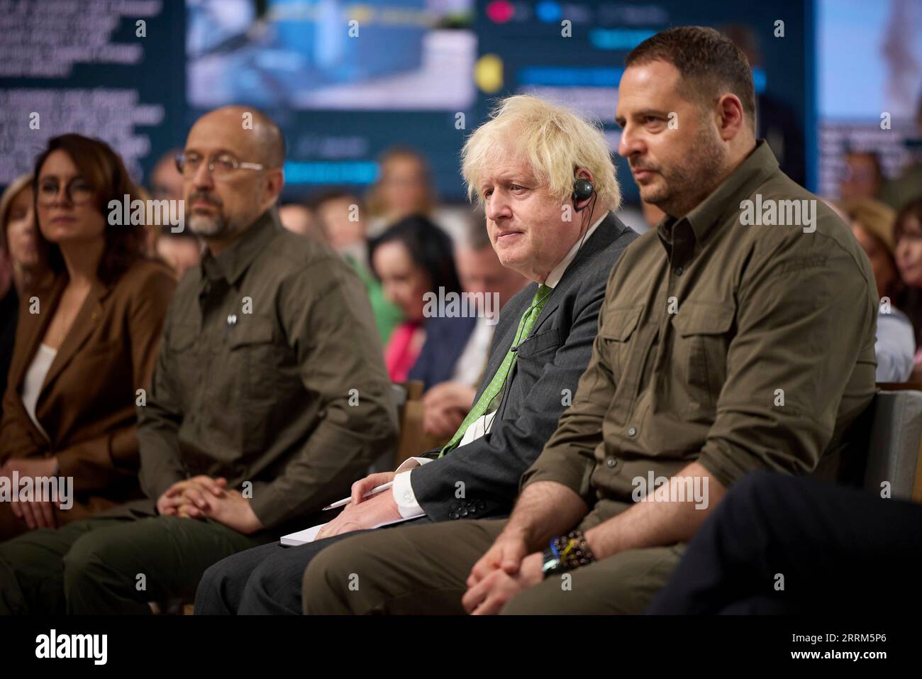 Kiev, Ucraina. 8 settembre 2023. Il capo di stato maggiore ucraino Andriy Yermak, Right, e l'ex primo ministro britannico Boris Johnson, ascoltano gli oratori alla 18a riunione della conferenza sulla strategia europea di Yalta, l'8 settembre 2023, a Kiev, Ucraina. Credito: Ucraina Presidenza/Ufficio stampa presidenziale ucraino/Alamy Live News Foto Stock