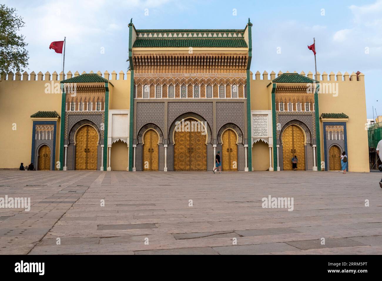 Famosa entrata principale dorata del Palazzo reale a Fes, Marocco Foto Stock